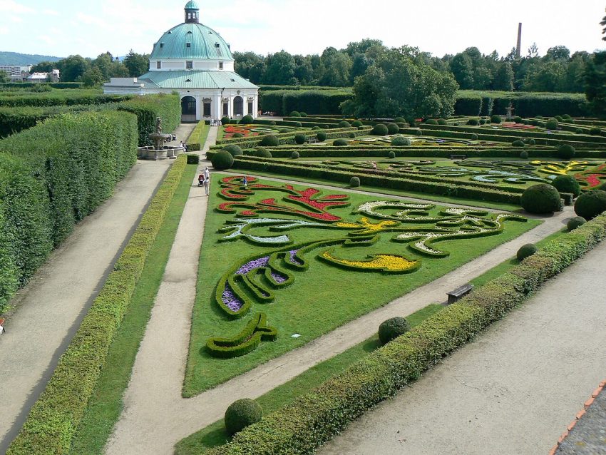 flower garden (foto: P.matel / Public domain, Wikimedia Commons)