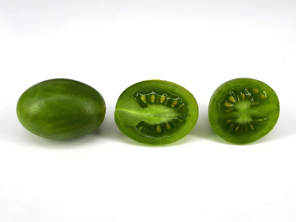 Tomate coup&eacute;e en deux montrant les loges g&eacute;latineuses et les graines plates enrob&eacute;es de mucilage