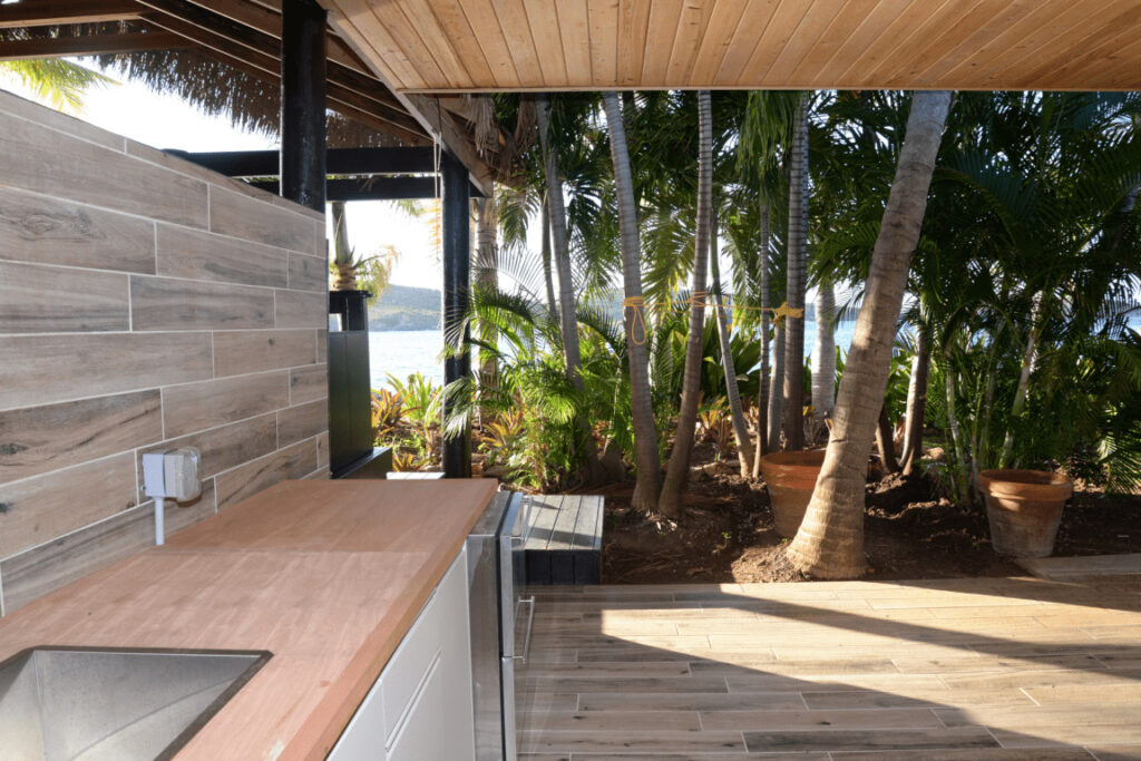 Dalles de terrasse en bois pos&eacute;es c&ocirc;te &agrave; c&ocirc;te, joints r&eacute;guliers, sur un support gris